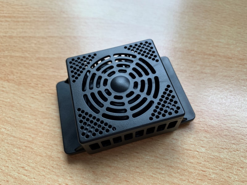 スマートフォンを冷やすために購入してみた「ゲーマーズモバイルクーラー」。冷却ファンだけでなくペルチェ素子も搭載しており高い冷却効果を持つのが特徴で、お値段は4000円弱ほど