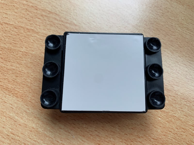 背面には吸盤と粘着シートがあるので、これを使ってスマートフォンの背面に貼り付ける