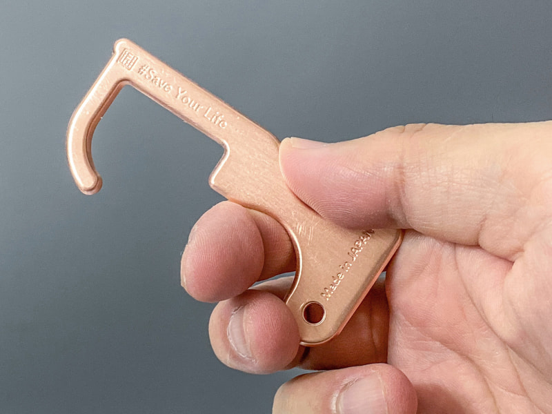 製品本体。大型の鍵のような形状をしている。ストラップをつけることもできる