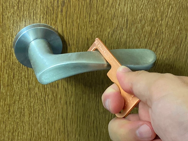 ドアノブはこのように先端を引っ掛けて開けることができる。吊り革などもそのまま握れる