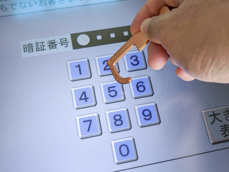 静電容量式のタッチパネルにも反応するとされているが、試した限りではやや微妙だ