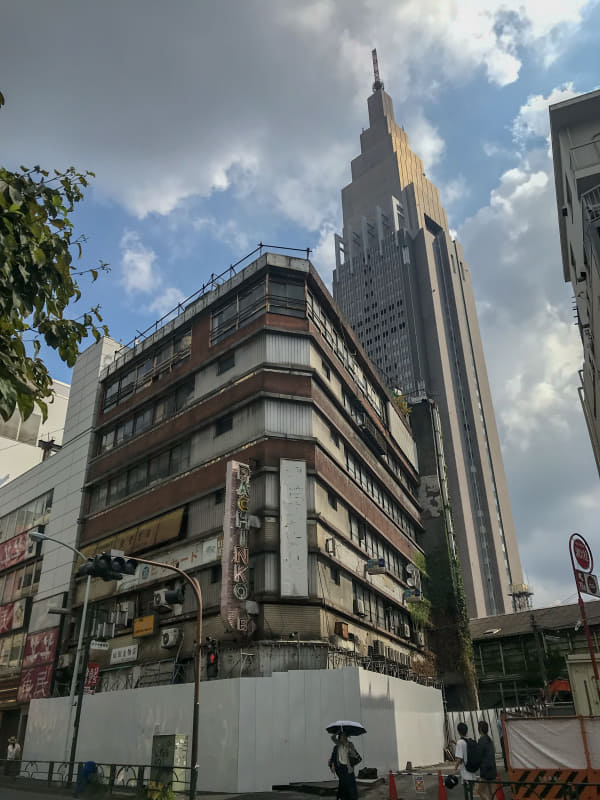 自動補正後（左）から風景レンズを適用（右）。