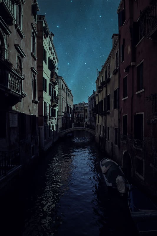 ミラーレス一眼で撮影した写真（左）に天体レンズを適用させてみた（右）。一気に雰囲気を変えた写真にできる