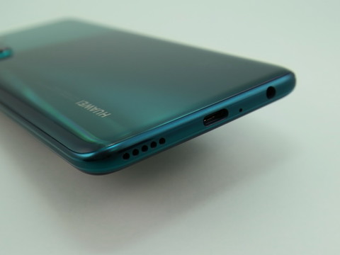 下部にはUSB Type-C外部接続端子、3.5mmイヤホンマイク端子を備える