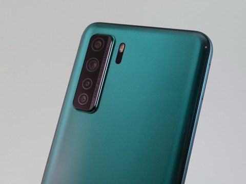 背面にはAIクアッドカメラを搭載。メインカメラの6400万画素イメージセンサーはセンサーサイズがフラッグシップと同じ1/1.7インチを採用