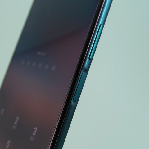 電源ボタンには指紋センサーを内蔵。すぐにロックが解除できるため、非常に使いやすい