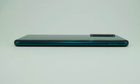 左側面はSIMカードトレイのみを装備。カメラ部の突起はやや大きめなので、カバーなどを装着して利用したい