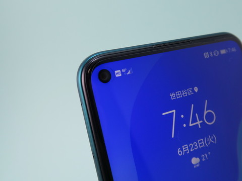 ディスプレイの左上のパンチホールにはインカメラを内蔵する