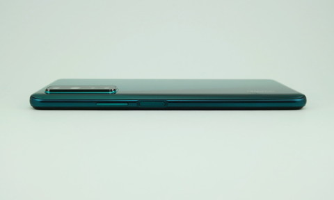右側面はシーソー式音量キー、指紋センサー内蔵電源キーを備える