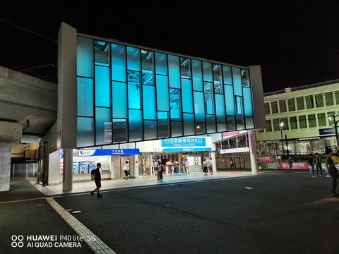 メインカメラで撮影。暗いところも改札付近の明るいところもきれいに撮影できている