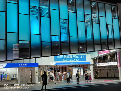 2倍の望遠で撮影。ガラス張りの奥の鉄骨などもしっかり撮影できている