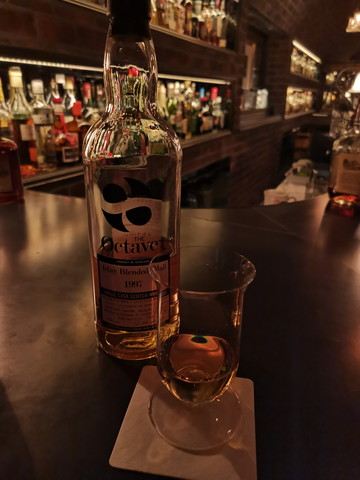 薄暗いバーで撮影。背景のボケ具合、ウイスキーの瓶の質感なども再現できている