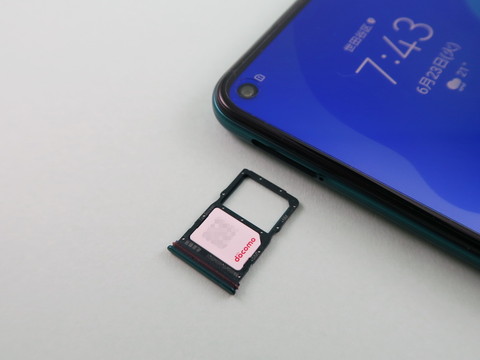 SIMカードはピンを挿して、取り出すタイプを採用。nanoSIMカード対応のデュアルSIMだが、2枚目のSIMカードはNMカードとの排他利用