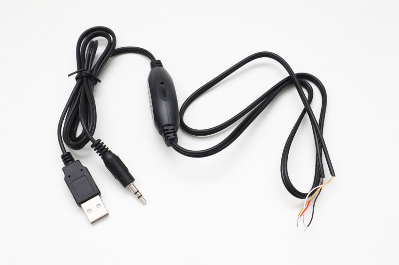 購入した「USB給電 デジタルアンプ内蔵ケーブル」。スピーカー側はバラ線で、音声入力はステレオミニプラグ。USBは電源のみで使用する