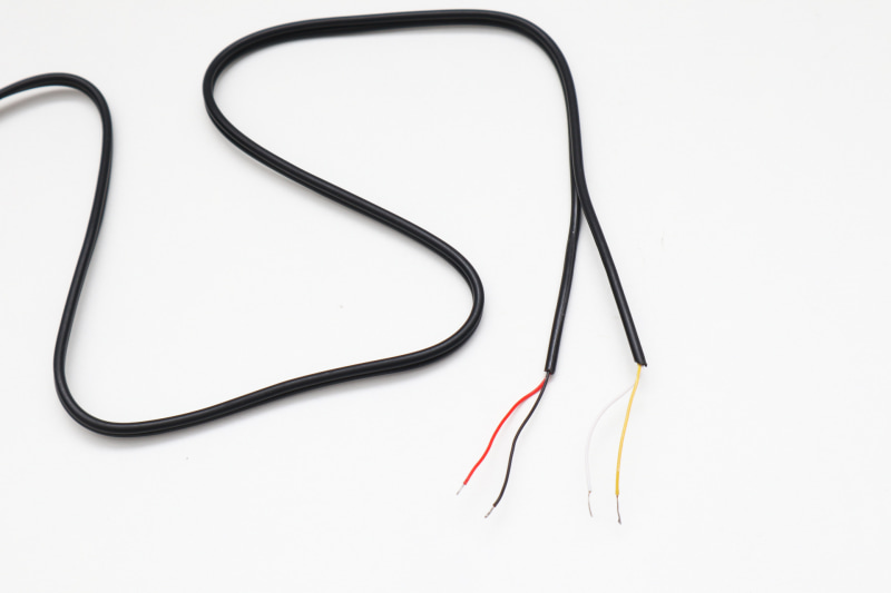 スピーカーに接続するケーブル先端はバラ線になっている。左右スピーカーの離れ具合に応じてケーブルを裂くと、左右の端子間は最大で120cmほど離せる