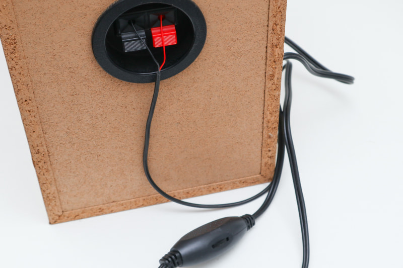 スピーカーに接続する。線が細すぎるので接触不良に注意だ