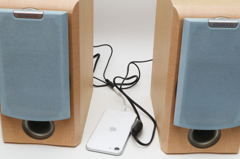 アンプ内蔵ケーブルを使って、iPhoneの音をミニコン用スピーカーで鳴らす