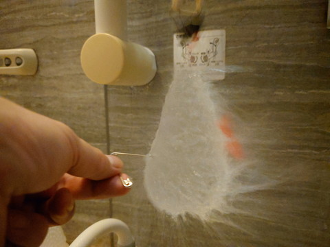 「秒間20コマ」の高速連写で水風船が割れる瞬間を撮影