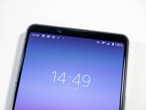 ノッチなしのため上下にベゼルはあるが、あまり目立たない