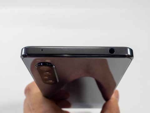 本体上部には最近のハイエンドモデルには珍しく、イヤホンジャックを装備