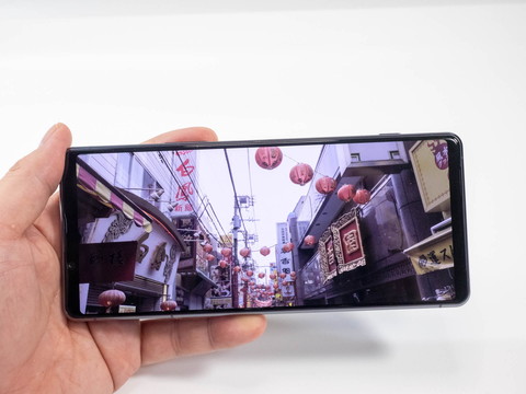 シネスコサイズの映画などがフル表示で観られるのは◎