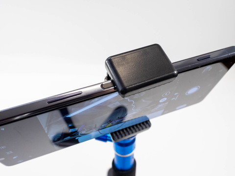 指紋認証部分は隠れてしまうが、ホルダーを使ってもボタンが押し込まれることはない