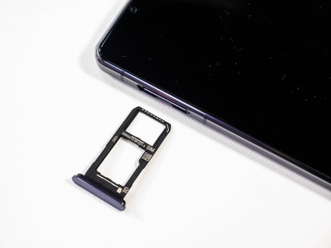 SIMはシングル仕様でmicroSDと一体型のトレー