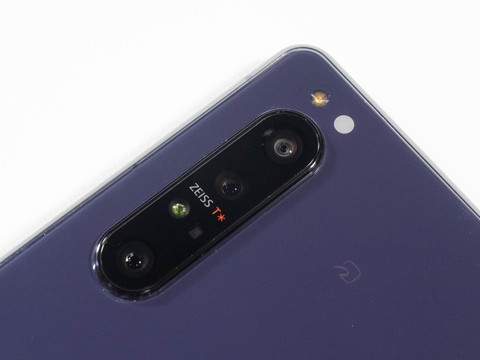 ZEISSのレンズでT＊(ティースター)コーティングが施されており、3D iToFセンサーも搭載