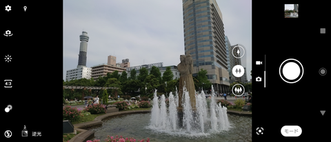 レンズごとに切り替えボタンが用意され、ワンタッチで画角が切り替えられる