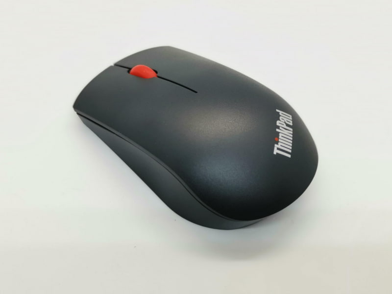 今回、一番気に入ってしまったThinkPadエッセンシャルワイアレスマウス。手のひらの中央部に当たるマウスの後部が高く操作性は高い