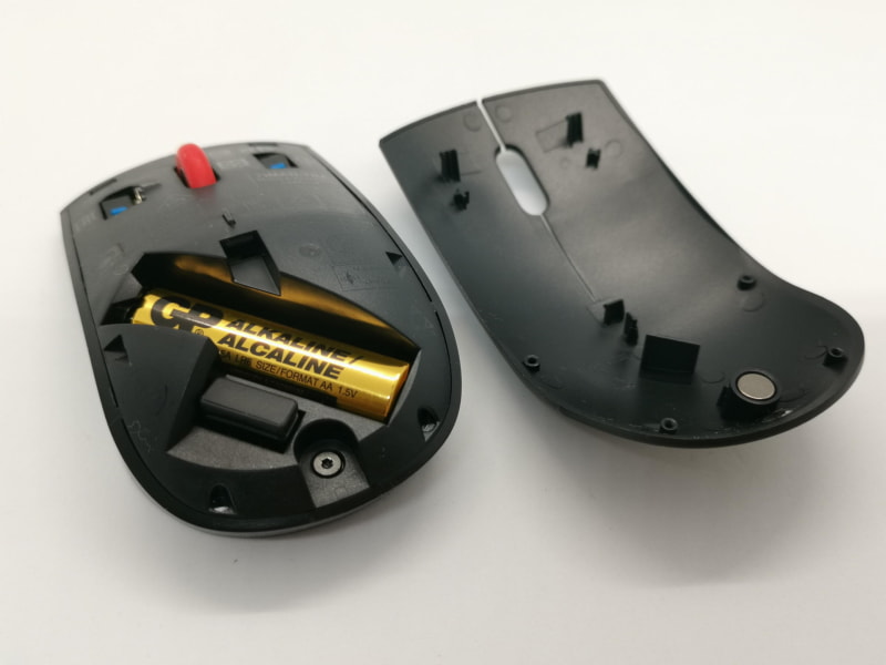 単三乾電池の左下に収納されている四角いのが専用レシーバー（受信機）だ