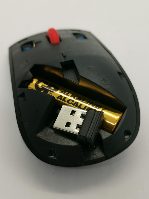 レシーバーはミニタイプのUSBメモリーなどとほぼ同サイズだ