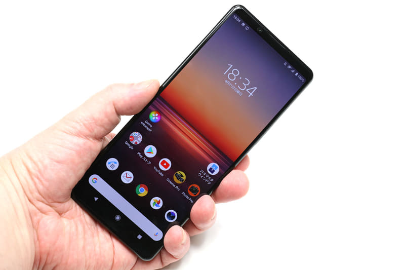 サイズは約幅72×高さ166×厚さ7.9mm。質量は約181g。表面はガラスのような質感でツルッツルであり、縦長の画面が印象的＆実用的だ