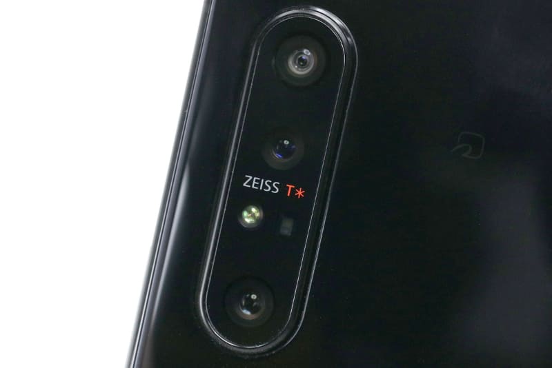 トリプルレンズカメラ＋3D iToFセンサーを搭載。「Photography Pro」アプリを使うと高級コンパクトデジカメ風な機能性とともに撮影を行える