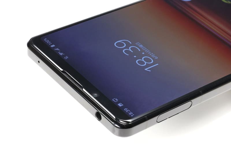 3.5mmオーディオジャック（4極ヘッドセット対応）も搭載しているので、有線イヤホンをダイレクトにつないで使うことができる。ちなみにフルセグ/ワンセグ視聴時は付属のテレビアンテナケーブルに有線イヤホンをつなぐ