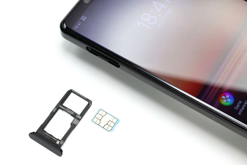 ドコモ版Xperia 1 IIのSIMスロットは、SIMピンなどを使わず指先で引き出せるタイプ。nanoSIMと最大1TBまでのmicroSD/SDHC/SDXCカードが収まる