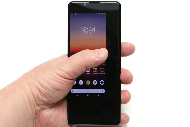 Xperia 1 IIは大画面だがスリムなのでフツーに余裕で握れる。握った手の親指が画面の端まで届いたりする。また、独自の片手モード（ホームボタンのダブルタップで発動）を使うと、さらに片手での操作がラクになる