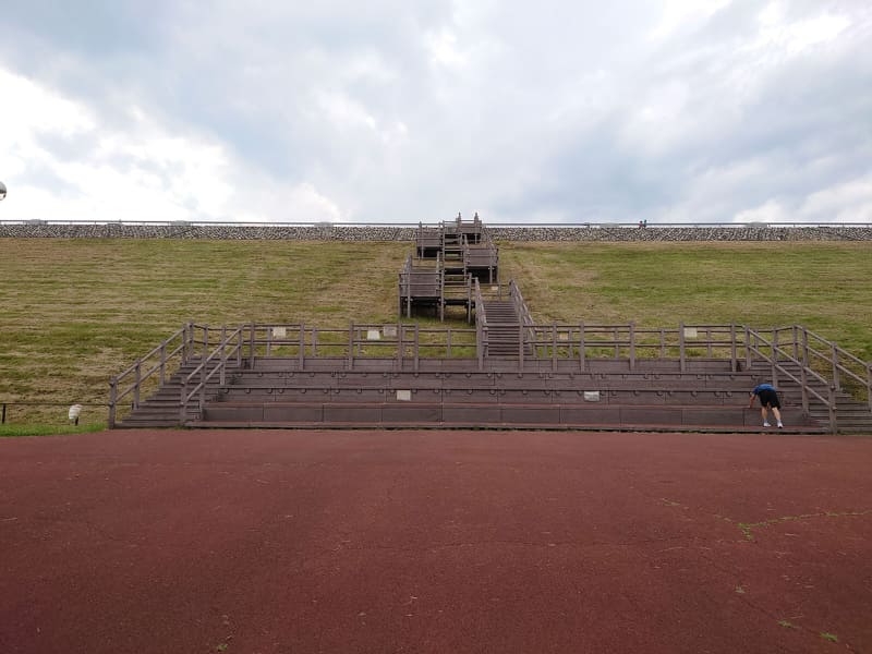 左から、35mm版換算焦点距離16mm、24mm、70mm。