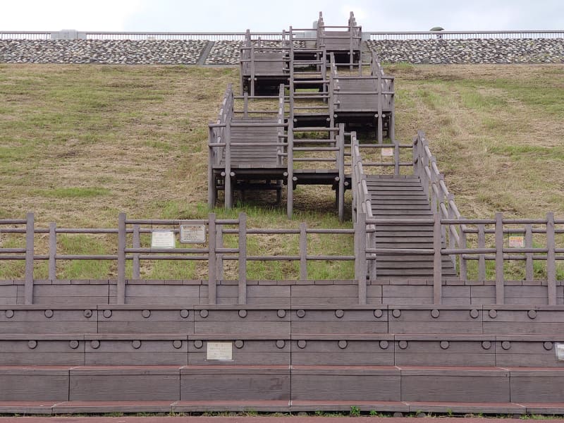 左から、35mm版換算焦点距離16mm、24mm、70mm。