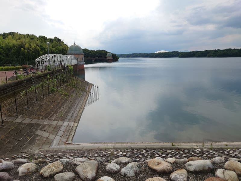 こちらも左から、35mm版換算焦点距離16mm、24mm、70mm。