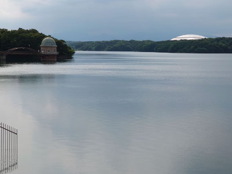 こちらも左から、35mm版換算焦点距離16mm、24mm、70mm。