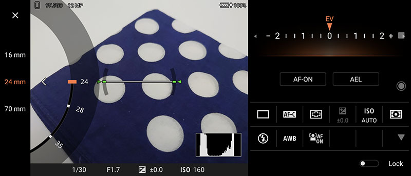 ボリュームボタン操作で35mm版換算焦点距離16〜70mmの間をズームアップダウンすることができる。16mm/24mm/70mm以外の焦点距離ではデジタルズームとなる。ピンチイン・ピンチアウトでのズームアップダウンも可能