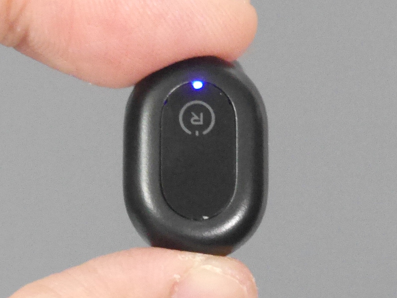 側面をタップしてリモコン操作を行う。通信時はLEDが点灯する