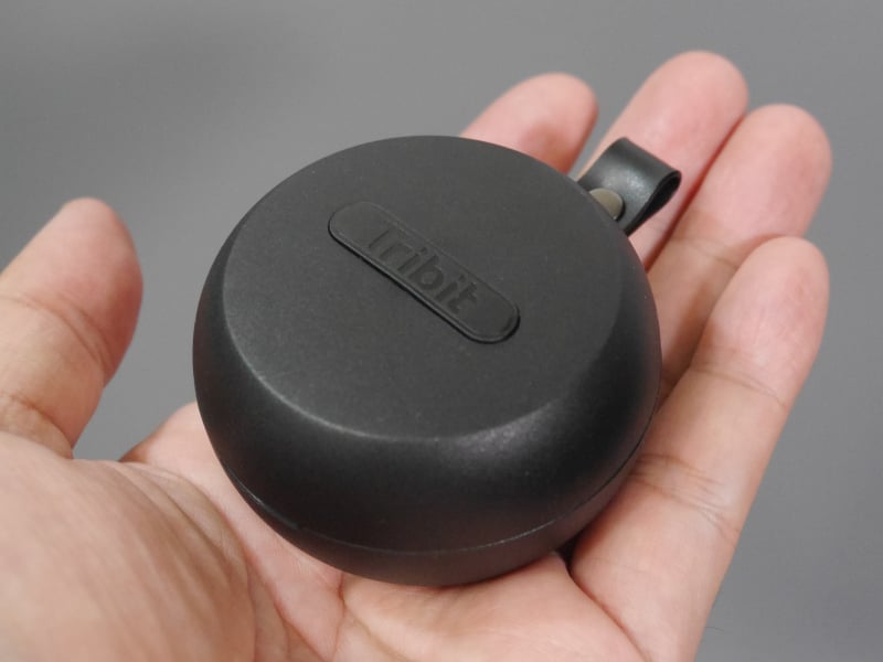 充電ケース。ワイヤレス充電に対応しているせいか、それほどコンパクトではない