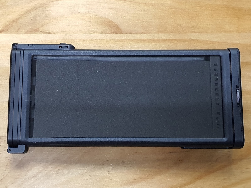 P40シリーズをそのまま入れる。表面は透明樹脂素材で覆われ画面表示を見ることができる