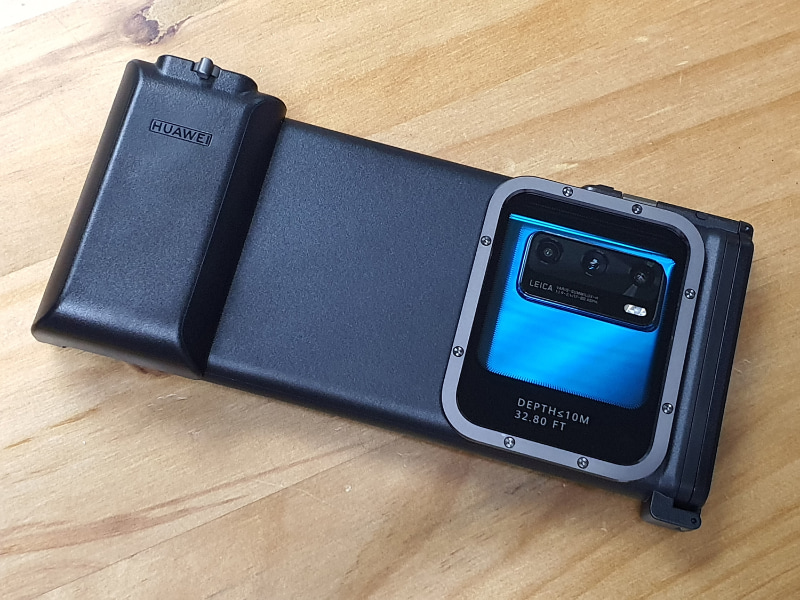 背面から見ると水中カメラのような風貌になる