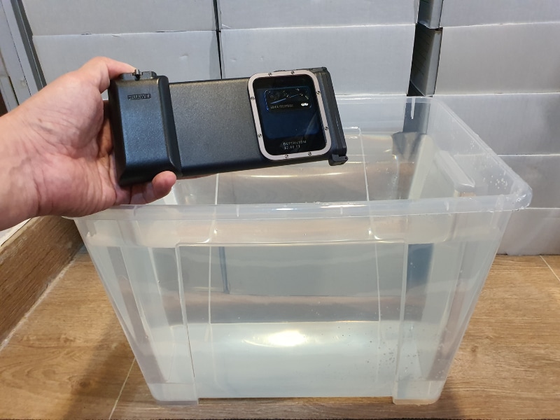 水槽にいれて水中での性能をチェック