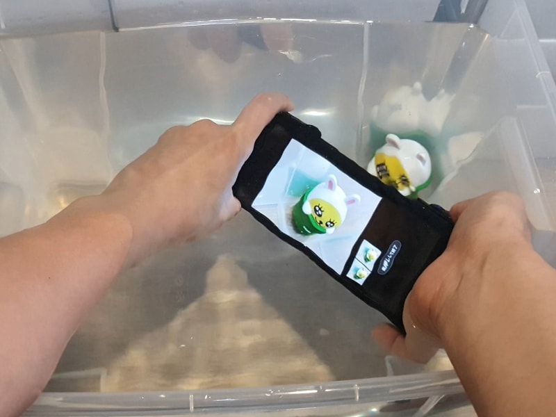 水の中でもボタン操作は問題ない。水中では沈むのでストラップはつけるべき
