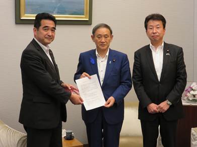 提出時の様子。中央が菅義偉官房長官
