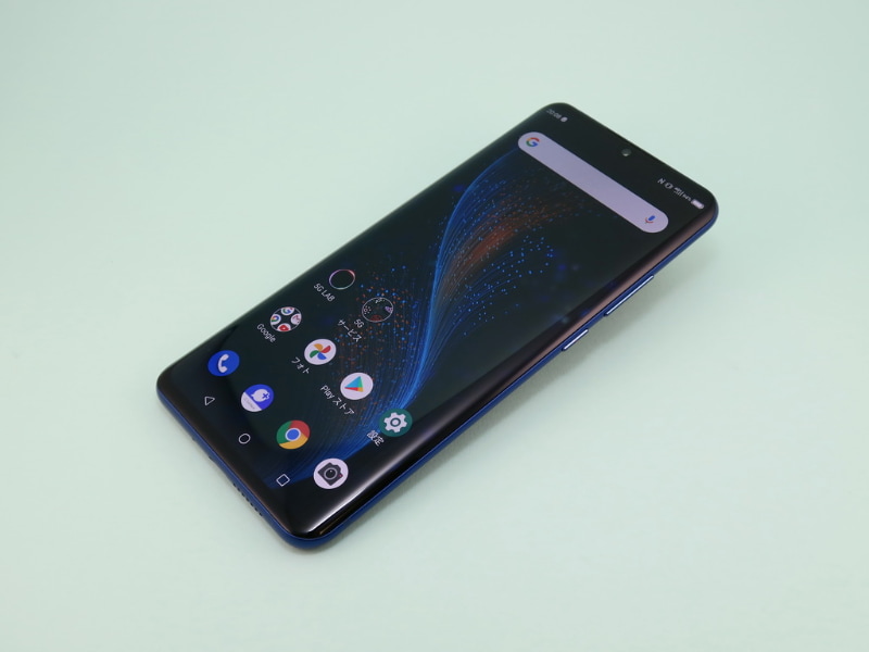 ソフトバンク／ZTE「AXON 10 PRO 5G」、約159mm（高さ）×73mm（幅）×7.9mm（厚さ）、約176g（重量）、ブルー（写真）をラインアップ